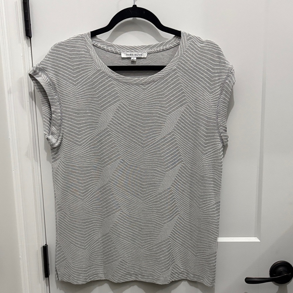 Rose & Olive Gray Patterned Short Sleeve Top